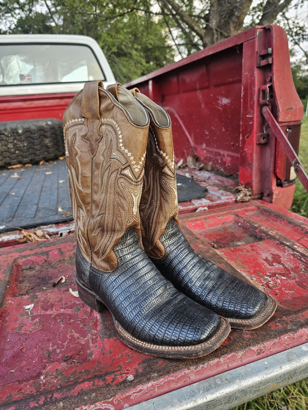 Roper Two-toned Black Textured Toe Western Boots
